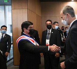 Su Majestad el Rey recibe el saludo del Presidente de la República de Costa Rica, Su Excelencia Carlos Alvarado